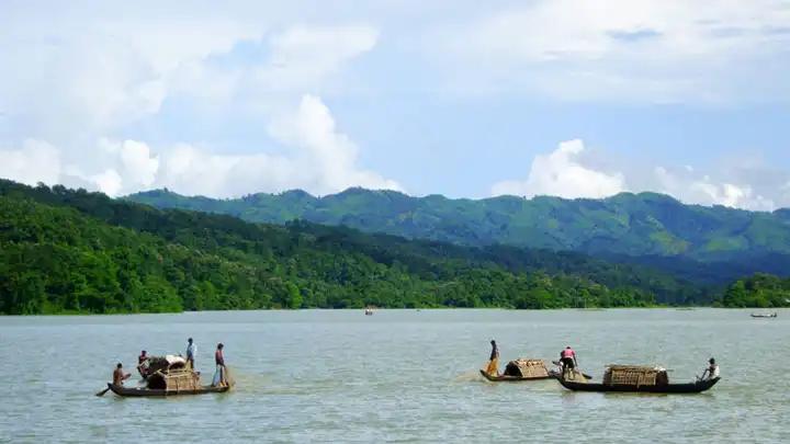 নিষেধাজ্ঞার মধ্যেও কাপ্তাই হ্রদে জাল পাতছে অসাধু জেলেরা