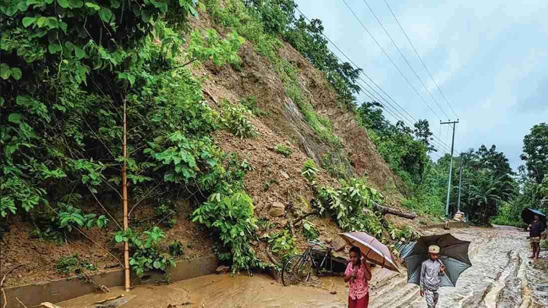 টানা বৃষ্টিতে পাহাড় ধসের শঙ্কা বান্দরবানে