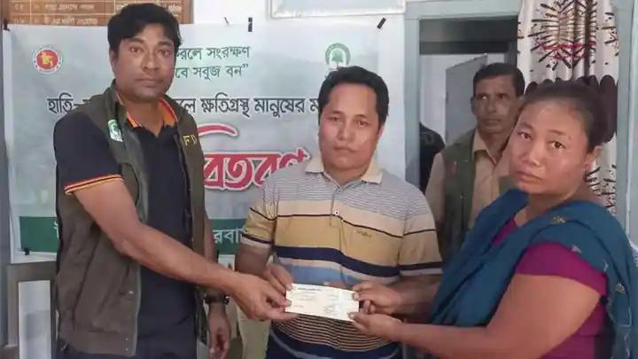 হাতির আক্রমণে ক্ষতিগ্রস্তরা পেল সরকারি সহায়তা