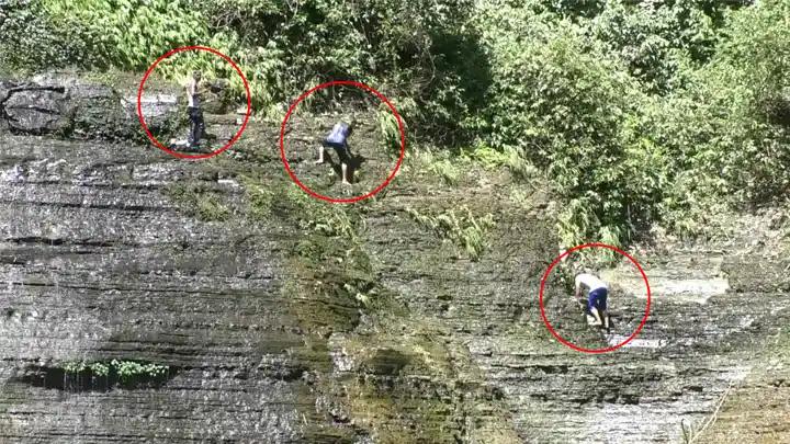 নির্দেশনা অমান্য করে সুবলং ঝরনার ঝুঁকিপূর্ণ স্থানে উঠছেন পর্যটক
