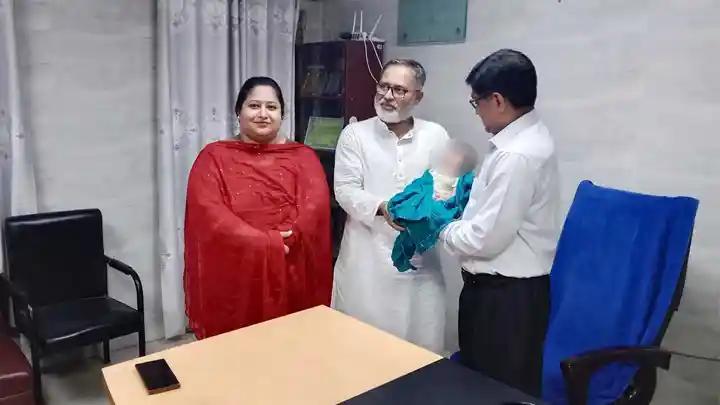 ড্রেনে কুড়িয়ে পাওয়া সেই শিশু পেল নিরাপদ ঠিকানা