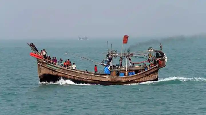 ট্রলারসহ ছয় জেলেকে ধরে নিয়ে গেছে আরাকান আর্মি