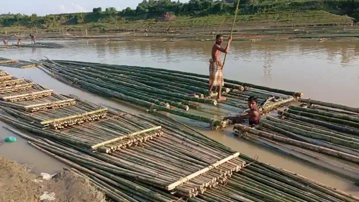 বাঁশের ভেলায় চোখের নিমিষে লাখো টাকার ব্যবসা
