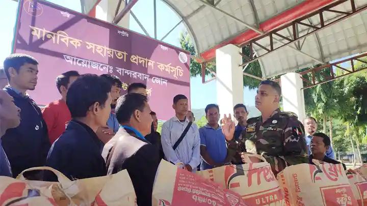 বান্দরবানে ২৬ বম পরিবারকে নিরাপত্তার আশ্বাস, সহায়তা প্রদান সেনাবাহিনীর