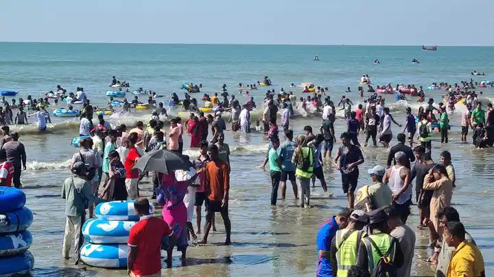 সাগরজলে উৎসবে মাতোয়ারা ভ্রমণপিপাসুরা