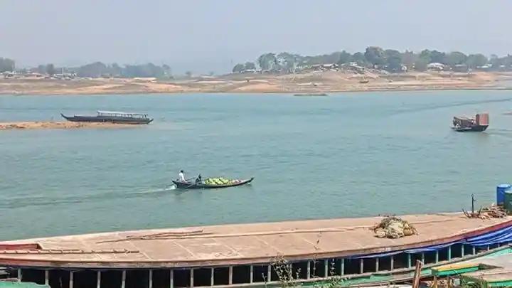 হ্রদের পানি ফুরোচ্ছে, ব্যালট পেপার উৎপাদনে দুশ্চিন্তায় কেপিএম