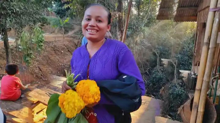 গাঁদা ফুলে রাঙলো পাহাড়ি কন্যার সংসার