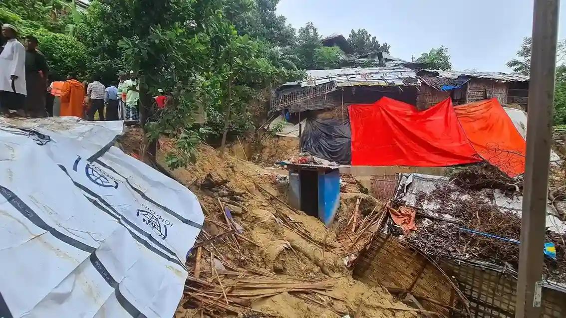 পাহাড় কেটে গড়ে তোলা হয়েছে রোহিঙ্গাদের বসতি