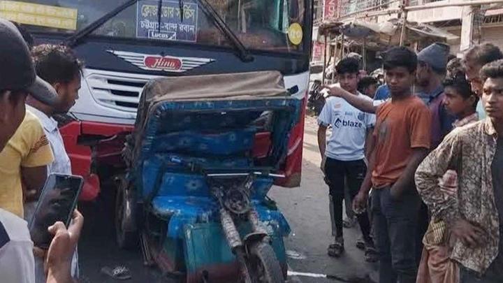 চট্টগ্রামে সড়কে ঝরল ভাই-বোনসহ ৩ জনের প্রাণ