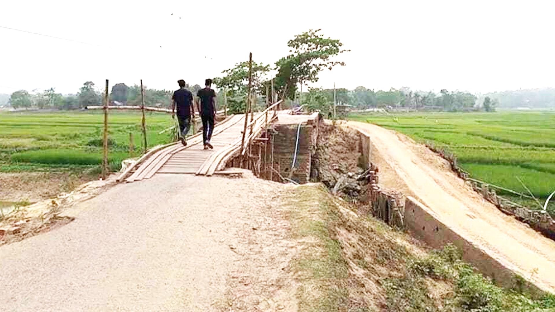 মহালছড়ির ৩০ গ্রামের মানুষের একমাত্র পথ ঝুঁকিপূর্ণ কালভার্ট