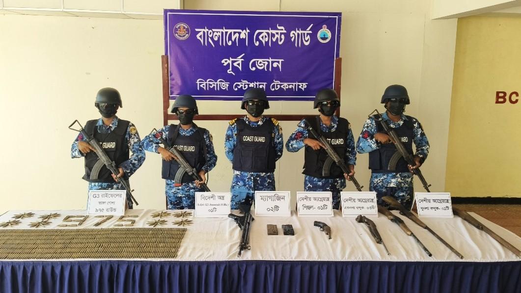মিয়ানমার থেকে আসা অস্ত্রের চালান ফেলে পালাল চোরাকারবারিরা
