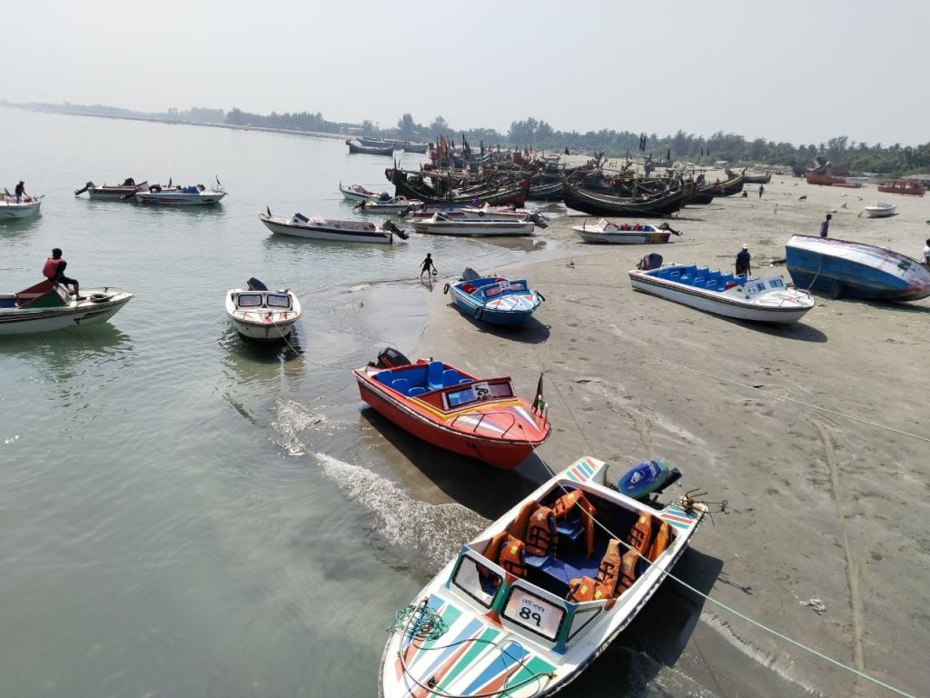 সেন্টমার্টিনে পর্যটকবাহী স্পিডবোট পড়ে আছে অচল, পর্যটক আসা বন্ধের কারণে আয় নেই।